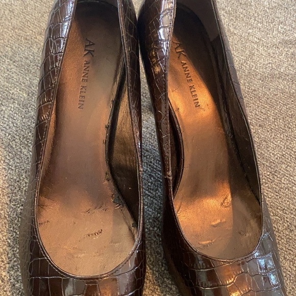 Anne Klein women’s brown heels; size 10 medium - Picture 6 of 7